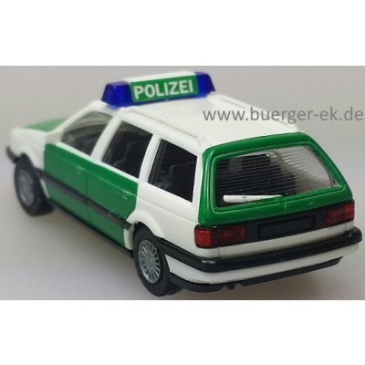VW Passat Variant grün/weiß der POLIZEI, mit grün/weißem Blaulichtbalken beiseitig weiße Bedruckung POLIZEI