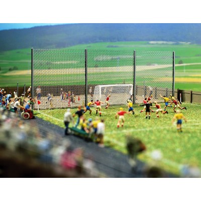 Fußballplatz, Bausatz, (Fußballfeld sowie Eckfahnen und Rasenwalze, 2 Holztribünen, Ausschneidebogen mit passenden Motiven, Größe 31 x 21,5 cm
