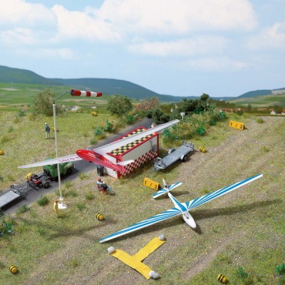 Segelflugzeug mit Anhänger, Segelflugzeug mit einem Strahlenmotiv und Anhänger.