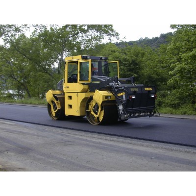 Bomag Walze mit Splittstreuer BS 180
