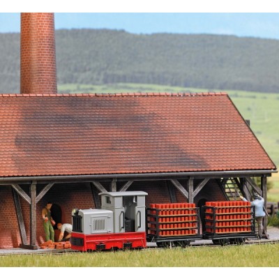 Feldbahn Start-Set, Ziegeltransport. Mit Feldbahndiesellokomotive Gmeinder 15/18 in geschlossener Ausführung mit funktionierendem Scheinwerfer und