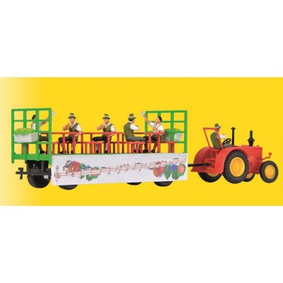 Lanz Bulldog mit Festwagen und Trachtengruppe