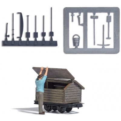 Werkzeugwagen öffnen: Arbeiter, der einen Werkzeugwagen öffnet. Spitzdachwagen mit Aufbau aus echtem Holz, mit Werkzeug, Wagenlänge 29 mm