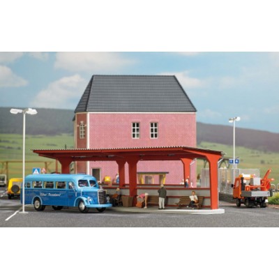 Busbahnhof, Bausatz für einen universell einsetzbaren Busbahnhof mit Wellblechüberdachung und 4 Sitzbänken. Größe: 190 x 54 x 53 mm