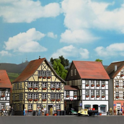 Altstadthäuser mit Übergang, Bausatz, Größe L/B/H 23,9 x 9,8 x 14,4 cm