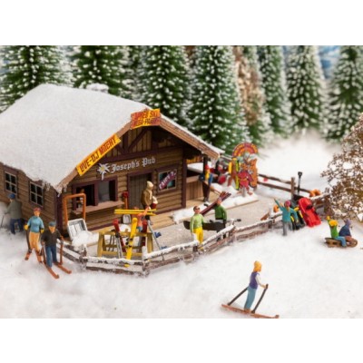 Figuren-Themenwelt - Wintertag, Inhalt: 6 Figuren, 2 Bobs, 2 Holzschlitten, 2 Schneemänner, 1 Schneefräse, 2 Schneeschaufeln, Snowboard, Skiständer