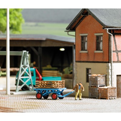 Handkarren, mit Bretterstapel aus echtem Holz