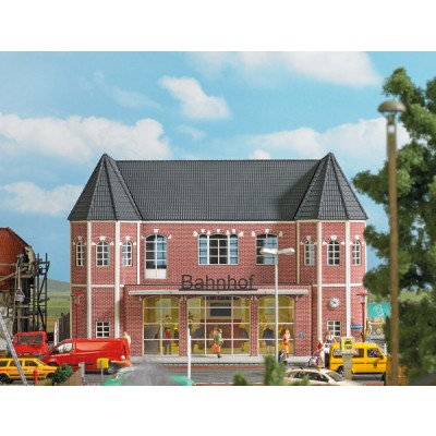 Bahnhof Bad Bentheim. Bausatz, mit Ausschneidebogen der original Bahnhofsschilder. Größe Bahnhof mit Bahnsteigüberdachung: 218 x 222 x 15 mm.