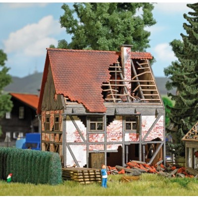 Verfallenes Fachwerkhaus, Bausatz, Größe 9,3 x 8,1 x 11,1 cm