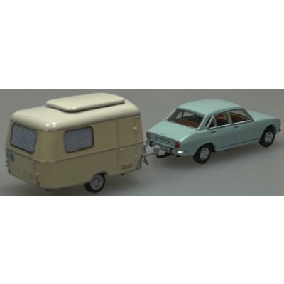 Peugeot 504 himmelblau mit Eriba Wohnwagen elfenbein