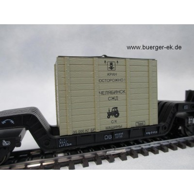 Tiefladewagen der DB, beladen mit Kiste, 6achsig