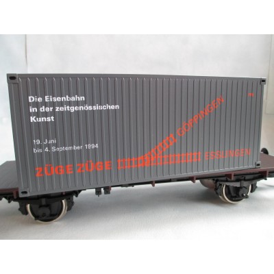 Züge Züge Die Eisenbahn in der zeitgenössischen Kunst (Containerwagen 2achsig), Erstausführung mit Aktgemälde von Helmut Newton, Smoking Nude,