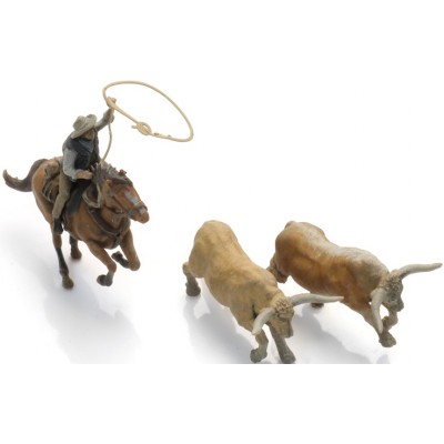 Cowboy auf Pferd fängt Longhorns mit dem Lasso