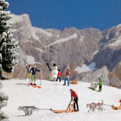 Schlitten und Skier, jeweils 2 Rodelschlitten aus Holz und aus Kunststoff, 4 Paar Skier und 8 Snowboards