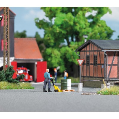 Hubwagen, mit Hubwagenfahrer, Hubwagen, Palette und Fässern