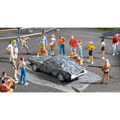 Car Wash, Heiße Autowaschszene mit 2 Bikini-Ladies, Eimer, Schwamm und reichlich eingeschäumtem Ford Mustang auf einer Schaumlache