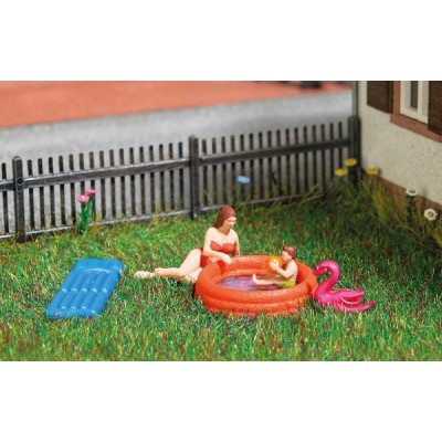 Planschbecken, Mutter mit spielendem Kind am Planschbecken, mit Gummischwan und Luftmatratze