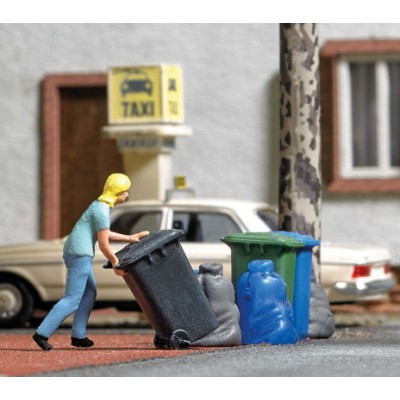 Frau mit Mülltonne, Set mit Frau, die eine Mülltonne schiebt, inklusiv 2 weitere Mülltonnen und 4 Müllsäcke (2x blau, 2x grau)