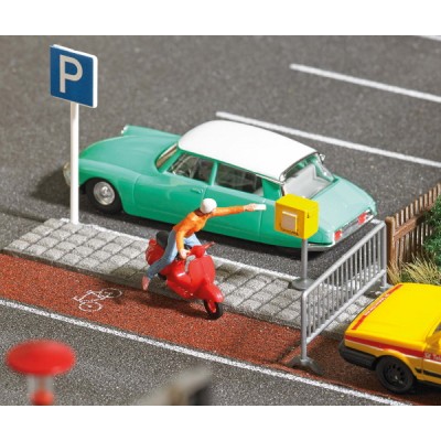 Briefeinwurf - Frau mit Motorroller, die einen Brief einwirft.