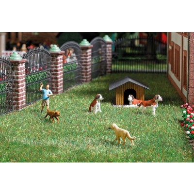 Apportierspiel mit Hunden, Szene einer Apportierübung mit 2 Hunden (einger gehend, einer rennend) sowie Hundehalter, der ein Apportierholz wirft