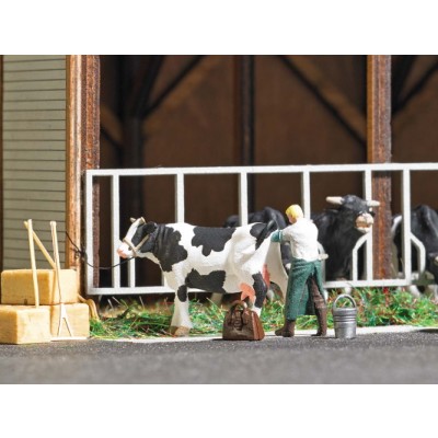 Besamung, Besamungstechniker bei der Arbeit, mit Kuh, Heuballen und Stallwerkzeug