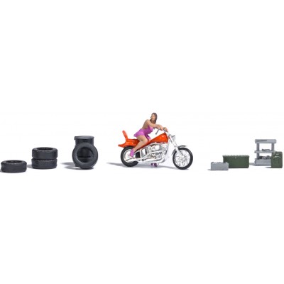 Biker Model, Chopper mit heißer Motorradbraut und Zubehör: Werkzeugkiste, Werkzeugwagen, Kanister, Reifen und Ölfass