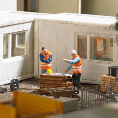 Baubesprechung, Action-Set mit Bauherr und Bauleiter, Paletten, Kisten, Werkzeugkasten und Werkzeug, Kanister, Schubkarre, Kabeltrommel, Sandhaufen, Zubehör, Modelle