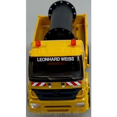 Mercedes-Benz Axor Dreiseitenkipper Leonhard Weiss beladen mit schwarzem Großrohr auf Kanthölzern - 555710, Bauunternehmung Göppingen