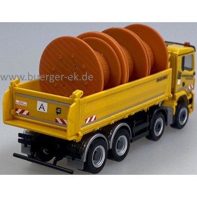MAN TGS NN 4achs-Baukipper Leonhard Weiss - Freude am Bauen erleben beladen mit 3 Kabeltrommeln, Bauunternehmung Göppingen