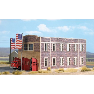 Feuerwache im amerikanischen Stil, mit 3 großen Holztoren zum öffnen, Fahnenmast mit US-Flagge, Bausatz, Größe 19,1 x 11,6 x 10,6 cm, Tore: 3,7x3,6 cm
