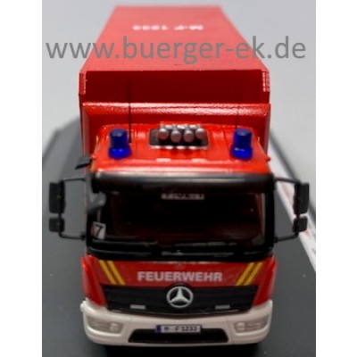 Mercedes-Benz Atego GW-G Feuerwehr München Gerätewagen Gefahrgut, Wache 7 - M-F 1233 in Dekovitrine, detailliertes Handarbeitsmodell !